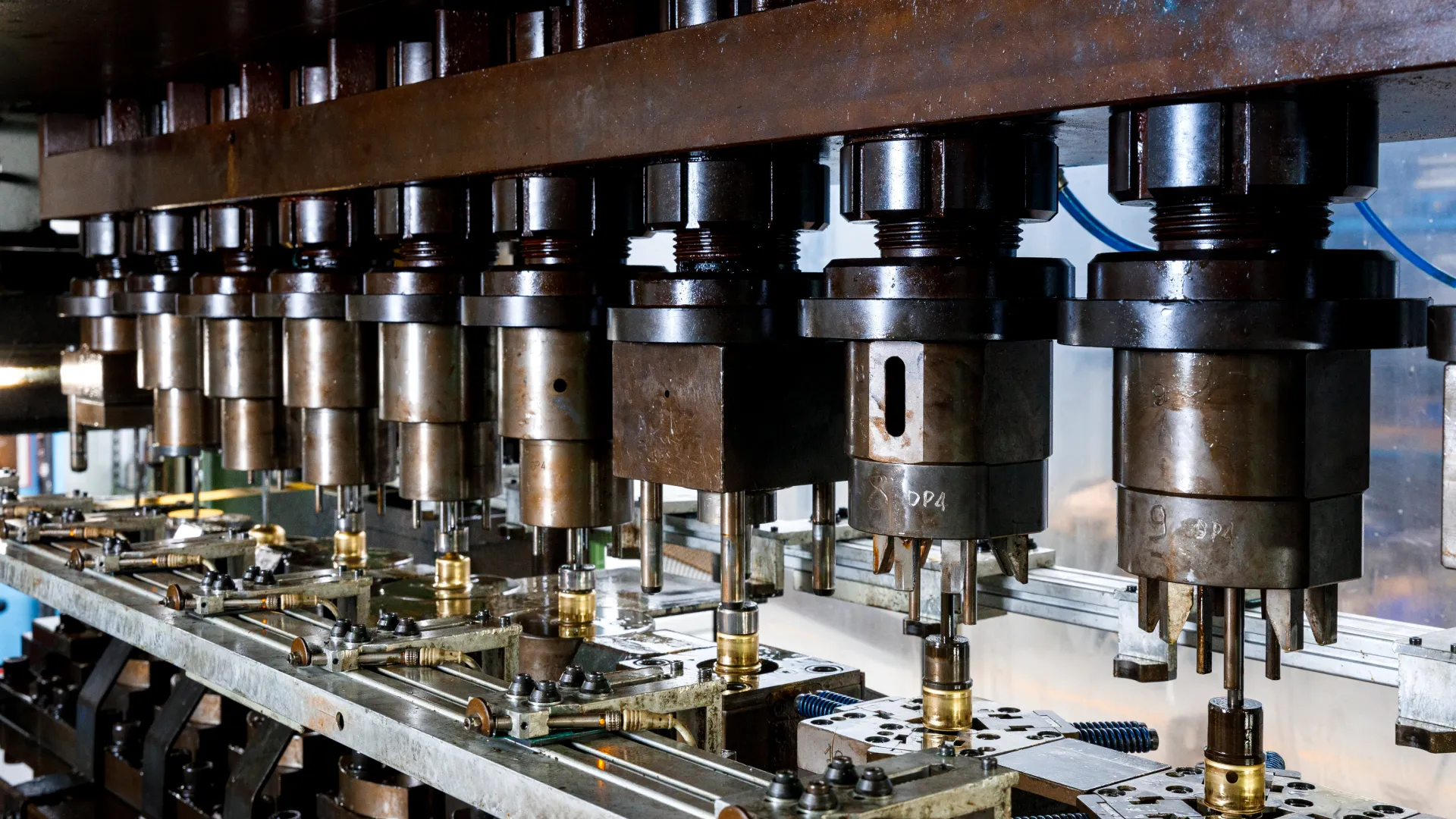 Mehrfachstempelpresse für die Kaltumformung von Metallen zu zylindrischen Bauteilen