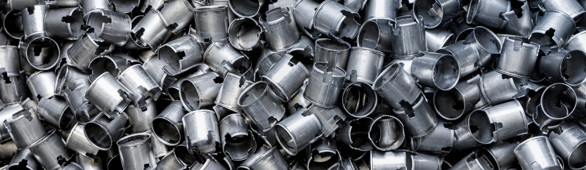 Composants cylindriques aux bords entaillés réalisés par emboutissage de tôle