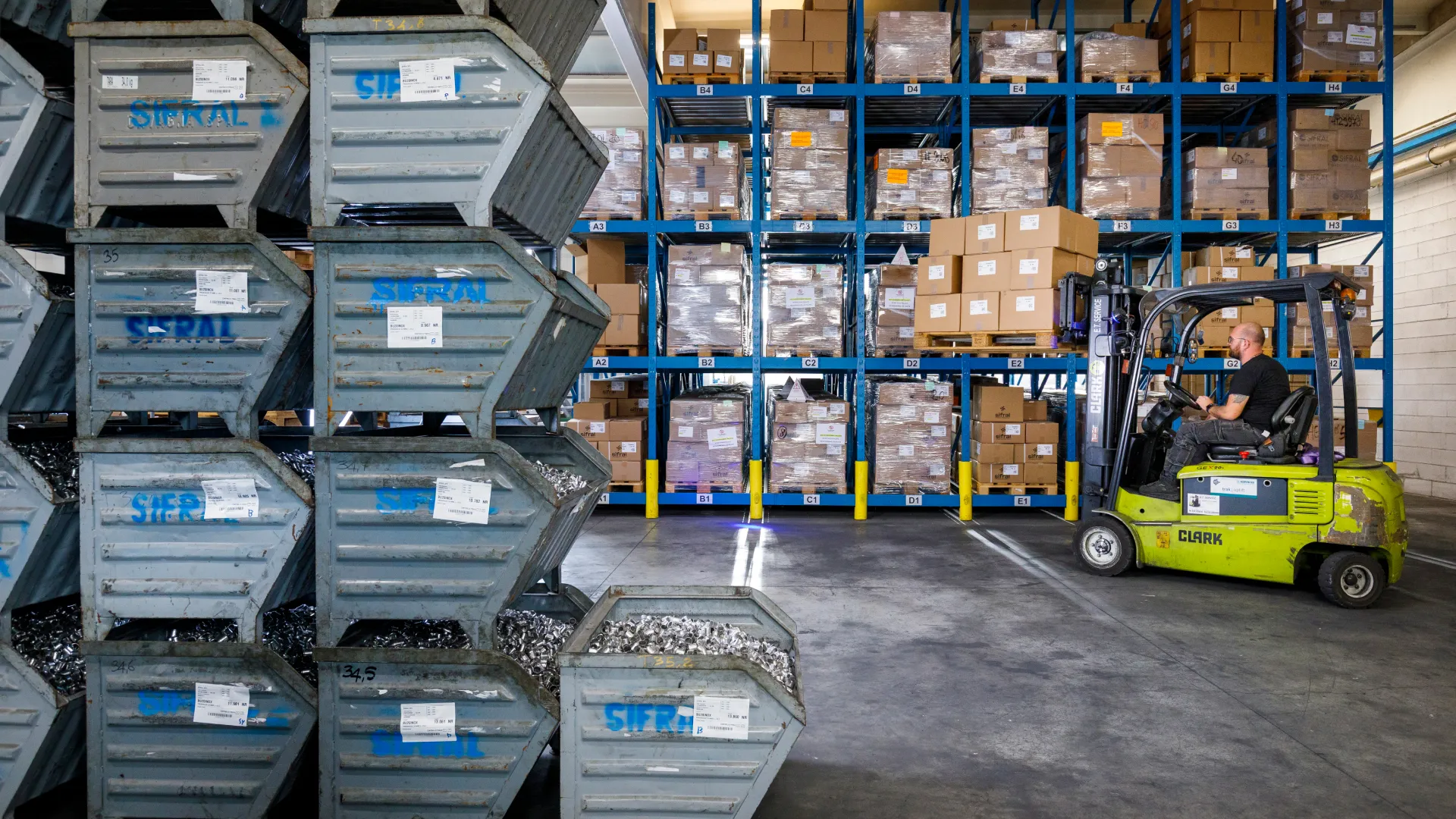 Magazzino Sifral con cassoni di componenti metallici pronti per la consegna e il consignment stock