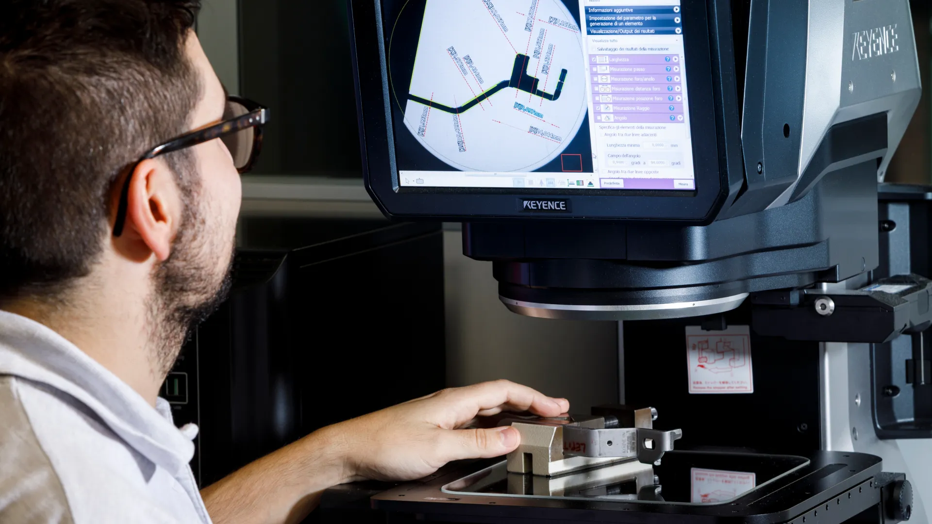 Tecnico Sifral esegue il controllo qualità con misurazione ottica, garanzia di una lavorazione metalli certificata