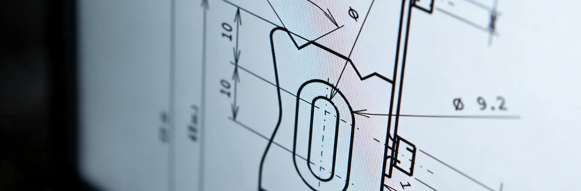 Disegno tecnico quotato di un particolare strutturale di precisione con asola