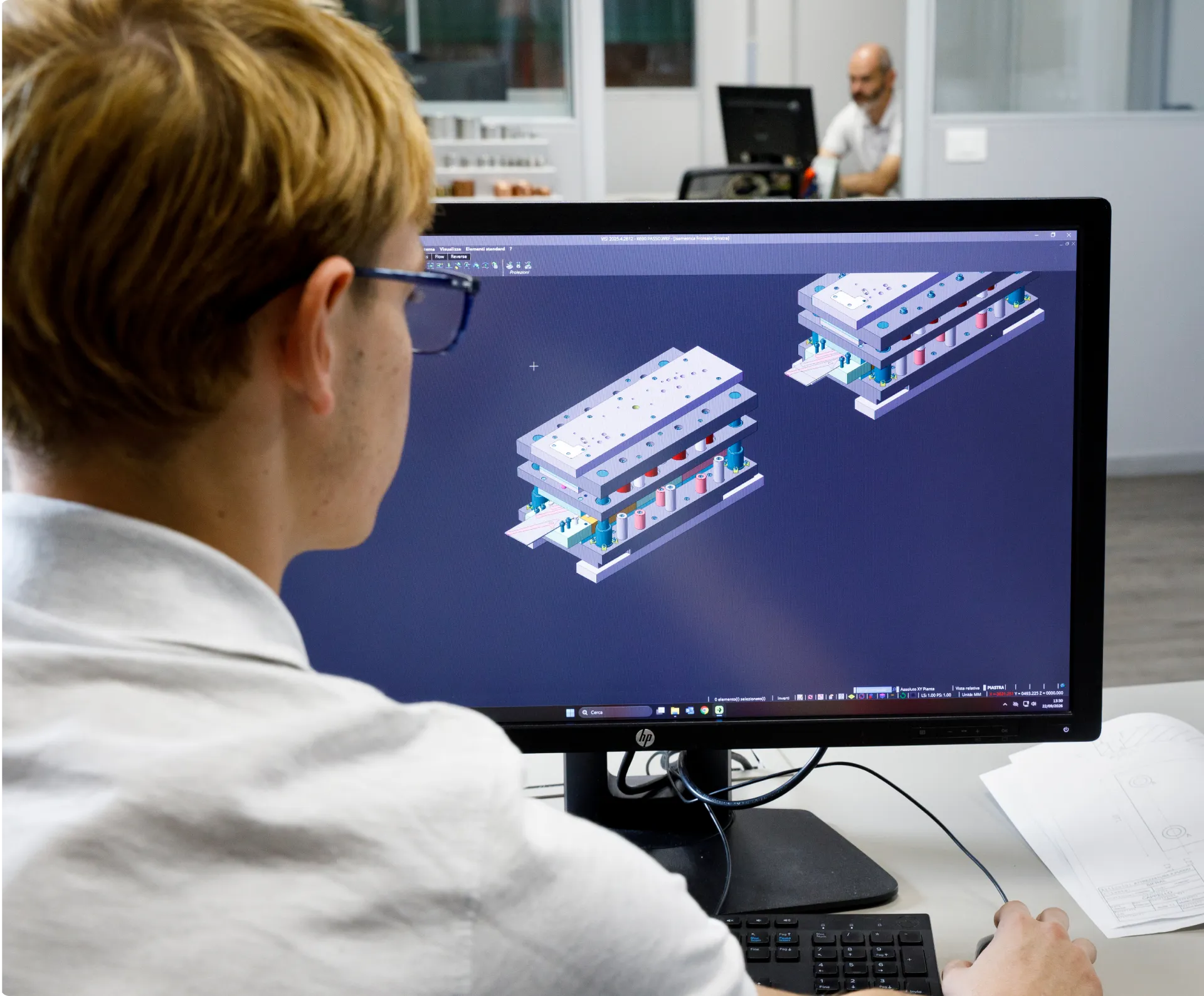Progettazione al CAD di uno stampo per la lavorazione dei metalli nell'ufficio tecnico Sifral di Lumezzane